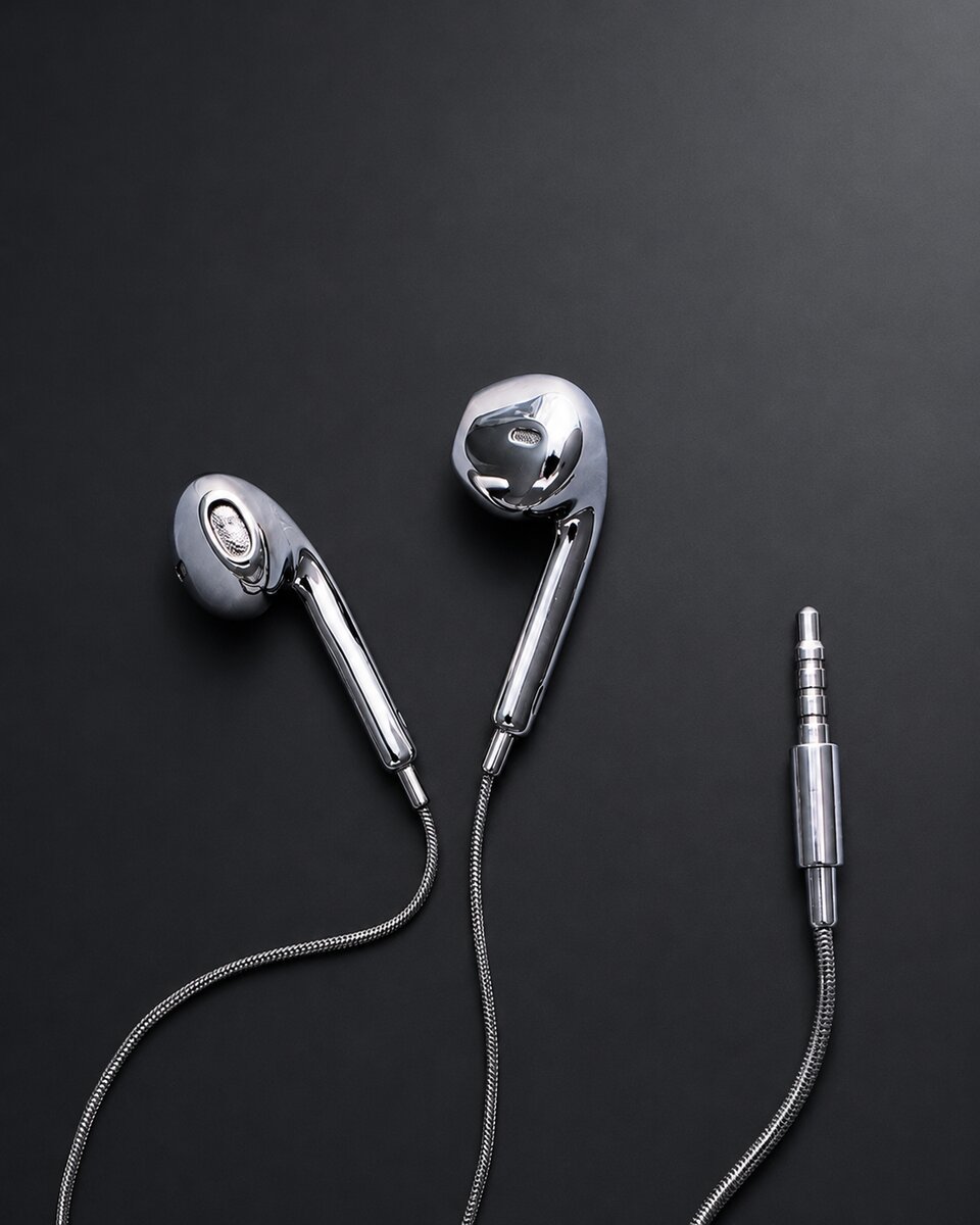 Croma 001 earbuds cromados sobre fondo blanco